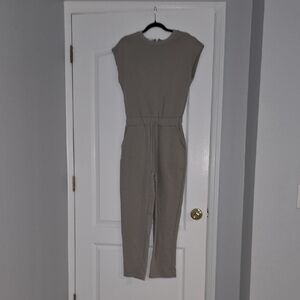 Modern Gray Sleeveless Jumpsuit with Slim Silhouette